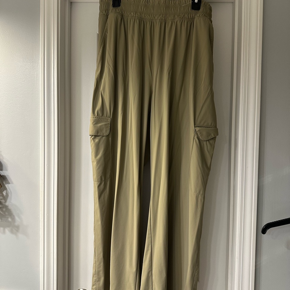 Womens Lightweight Cargo Pants in Olive